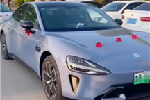 全网首个小米SU7婚车车队来了：比A8还有牌面！