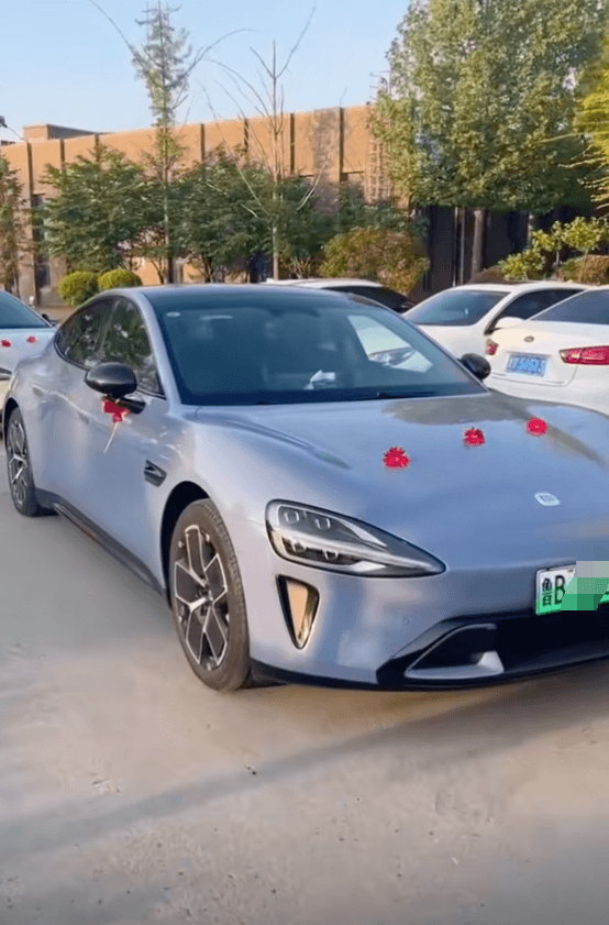 全網(wǎng)第一個(gè)小米SU7婚車車隊(duì)來(lái)了！網(wǎng)友：比A8還有牌面