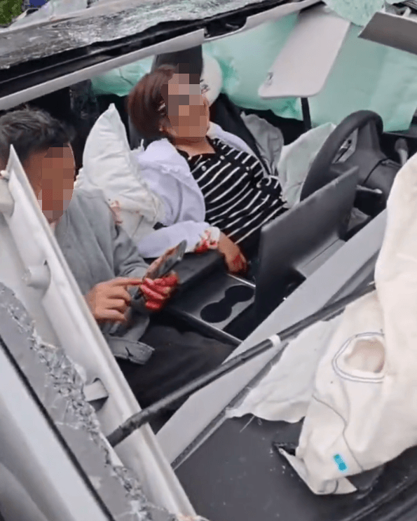 女子開特斯拉Model Y連撞多車空中翻滾 官方通報(bào)：操作不當(dāng)