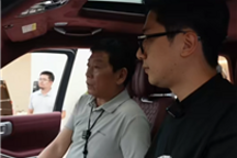 长城汽车魏建军自驾六个多小时当销售 亲自为客户讲解车辆
