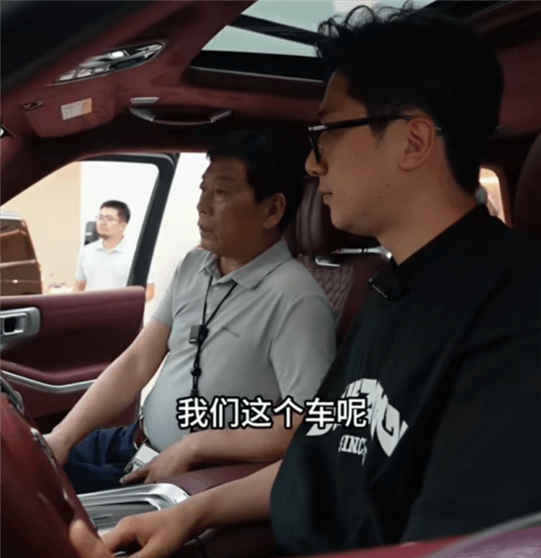 長城汽車魏建軍自駕六個(gè)多小時(shí)當(dāng)銷售 親自為客戶講解車輛