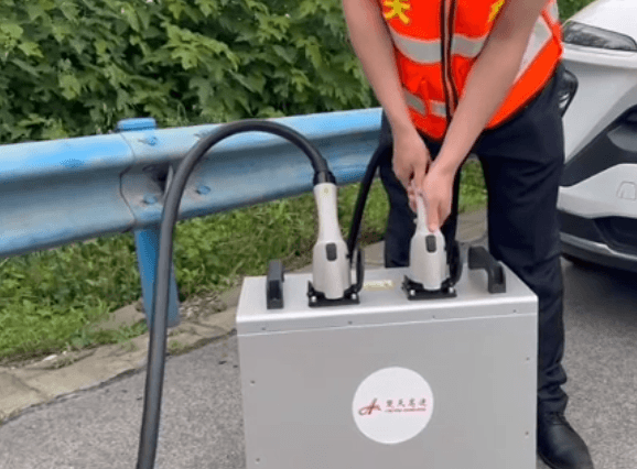 立省千元拖車費！移動充電寶上線漢宜高速救援：5分鐘充電20公里