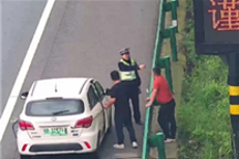电动车没电趴窝高速 司机竟拆开路牌显示屏配电箱给车充电