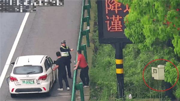 電動(dòng)車沒(méi)電趴窩高速 司機(jī)竟拆開(kāi)路牌顯示屏配電箱給車充電