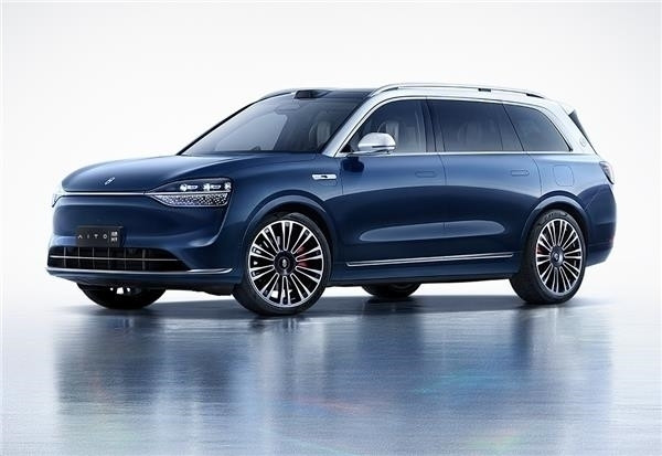 賽力斯張興海五一假期現身問界用戶中心：親自向用戶交車