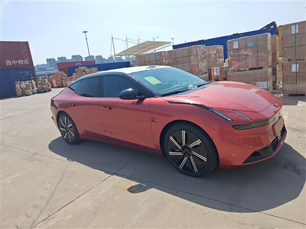 三廂版極氪001 領(lǐng)克全新純電動轎車實車曝光：劍指小米SU7