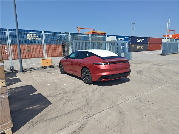 三廂版極氪001 領(lǐng)克全新純電動轎車實車曝光：劍指小米SU7