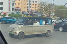 网友街头偶遇“老头乐商务车”：满载7人、还配有窗帘
