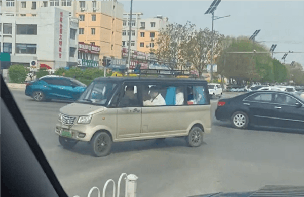 網(wǎng)友街頭偶遇“老頭樂(lè)商務(wù)車”：滿載7人、還配有窗簾
