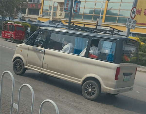 網(wǎng)友街頭偶遇“老頭樂(lè)商務(wù)車”：滿載7人、還配有窗簾