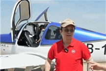 周鸿祎试驾固定翼飞行器：亲自转了一个弯 体验很好