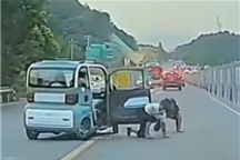 满载四人老头乐突然失控撞车：一男一女直接被甩出