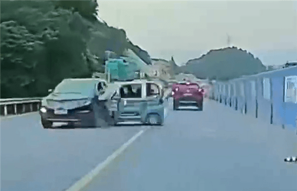 滿載四人老頭樂突然失控撞車：一男一女直接被甩出
