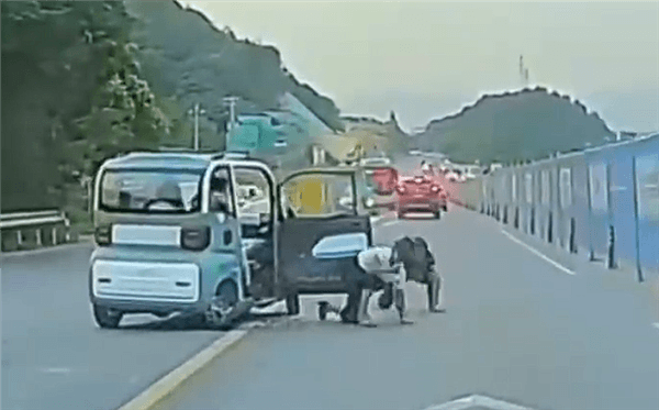 滿載四人老頭樂突然失控撞車：一男一女直接被甩出