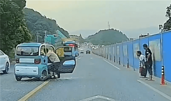 滿載四人老頭樂突然失控撞車：一男一女直接被甩出