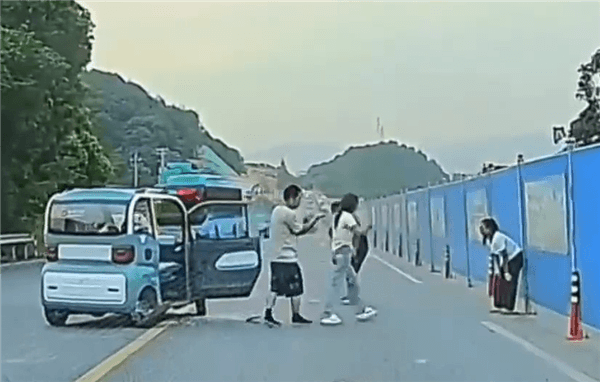 滿載四人老頭樂突然失控撞車：一男一女直接被甩出