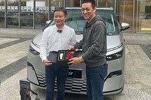 何小鹏向李斌交付“骨折价”小鹏X9