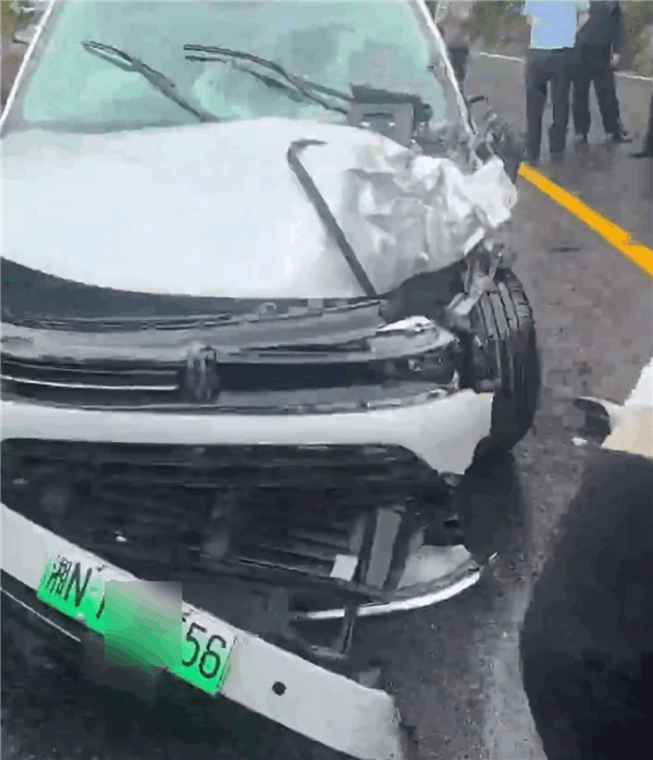 問界M7 25%偏置碰撞大貨車：兩車車損出乎意料