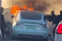 一特斯拉Model 3事故后起火燃烧:路人紧急破窗救援