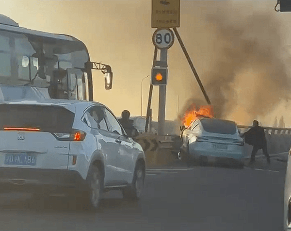 一特斯拉Model 3事故后起火燃燒：路人緊急破窗救援