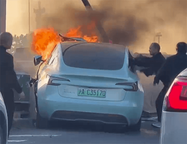 一特斯拉Model 3事故后起火燃燒：路人緊急破窗救援