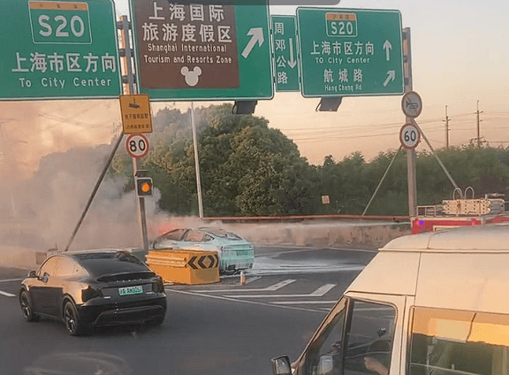 上海一特斯拉事故后起火有人破窗 官方通報(bào)：司機(jī)操作不當(dāng)、已送醫(yī)