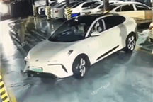智己LS6自动泊车翻车:保险杠都撞没了 还在打方向倒车