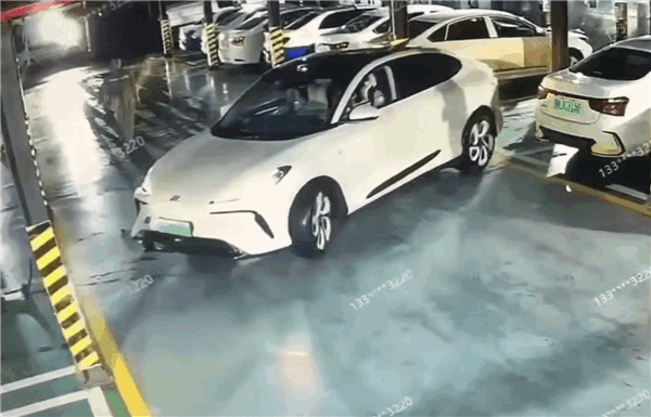 智己LS6自動(dòng)泊車翻車：保險(xiǎn)杠都撞沒(méi)了 還在打方向倒車