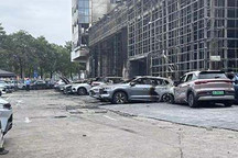 4S店烧空了？福州一比亚迪4S店突发大火