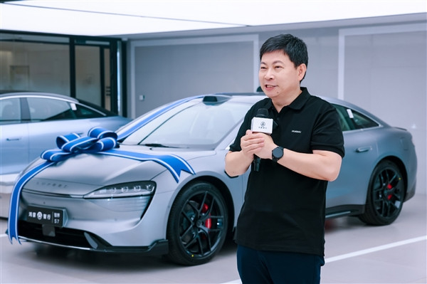 智界S7大規(guī)模交付 余承東親自遞上車鑰匙：華為智駕提車即享