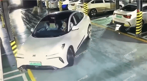 智己LS6自動(dòng)泊車撞柱 自動(dòng)駕駛負(fù)責(zé)人：已優(yōu)化、現(xiàn)場(chǎng)測(cè)試60次均通過
