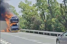 官方回应：AITO 问界商品车高速起火