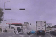 警方通报 大连一轿车与救护车相撞致2死