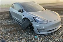 车主雾天启用FSD 特斯拉径直撞向火车:车轴都断了