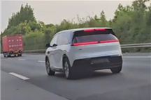 量产对开门+隐藏式B柱 极氪MIX宝宝巴士实车曝光：尽显呆萌