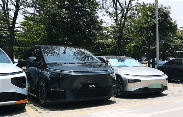 AI代駕、AI泊車上線 小鵬汽車再進化：窄小車位大救星