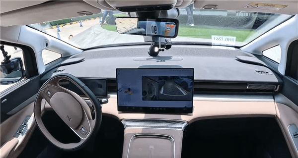 AI代駕、AI泊車上線 小鵬汽車再進化：窄小車位大救星