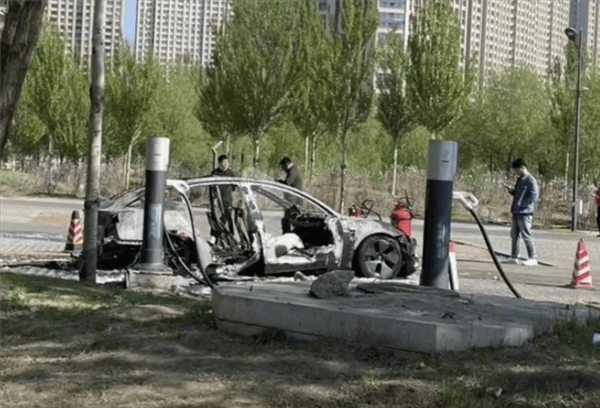 老款Model S在特斯拉4S店門口起火 一旁Model 3新車慘躺槍