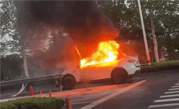 老款Model S在特斯拉4S店門口起火 一旁Model 3新車慘躺槍