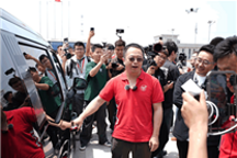 卖掉迈巴赫买了第一辆新能源车 周鸿祎喜提极氪009光辉版