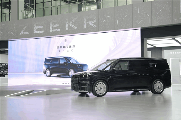 賣掉邁巴赫買了第一輛新能源車 周鴻祎喜提極氪009光輝版
