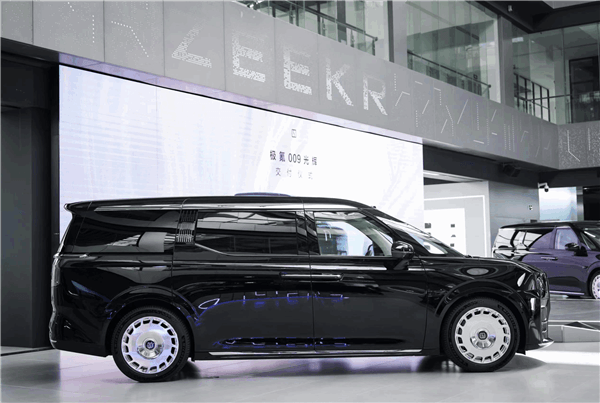 賣掉邁巴赫買了第一輛新能源車 周鴻祎喜提極氪009光輝版