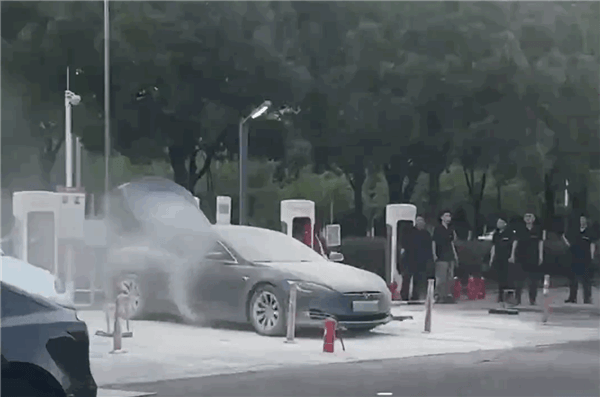 老款Model S在特斯拉4S店門口起火 工作人員回應：并非車輛自燃