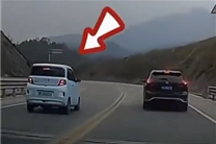 小车连续借道超车 1分钟后就出事：失控冲出路面翻滚数圈