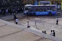 警方通报 江西一公交车坠入负一层平台