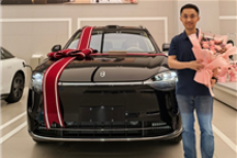 华为Mate之父喜提问界M9！网友点赞：应该让余承东来交车