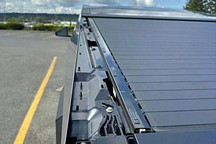 车主爆料赛博越野旅行车车身部件被吹飞