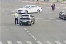 最强老头乐现身 前挂“保时捷”后贴“法拉利”:车主被拘