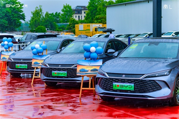 滿油滿電最高跑2547公里！王傳福親自為比亞迪秦L首批車主交車