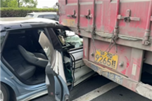 极氪001高速120码追尾大货车!副驾乘客:这条命极氪给的